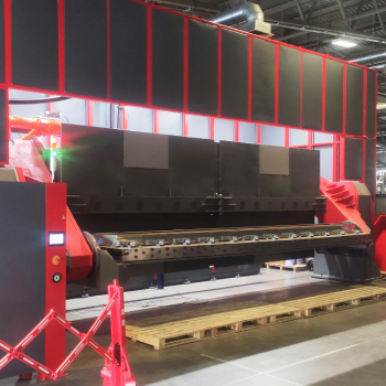 Роботизированный комплекс лазерной сварки лестничных лотков