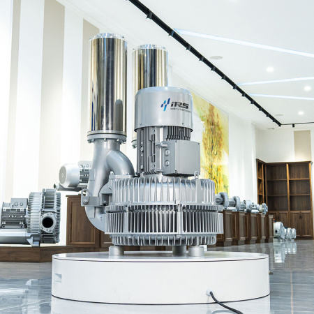 Воздуходувка двухступенчатая IRV-X004-075 (2050 м³/ч, 12,5 кВт)