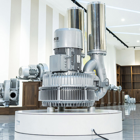 Воздуходувка двухступенчатая IRV-X004-075 (2050 м³/ч, 12,5 кВт)